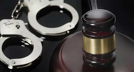 Handcuffs and gavel image representing bail bonds and legal services.