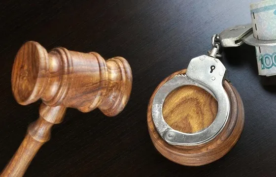 Gavel and handcuffs on a table, symbolizing the benefits of choosing a professional bail bonds service including fast, affordable, and confidential support.