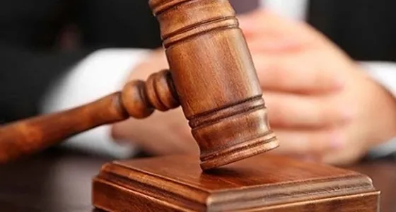 Gavel and hands symbolizing fast and affordable bail bonds in Red Bank, SC